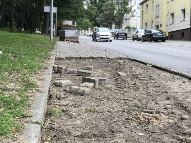 Remont chodnika po północnej stronie ulicy Obrońców Wybrzeża.