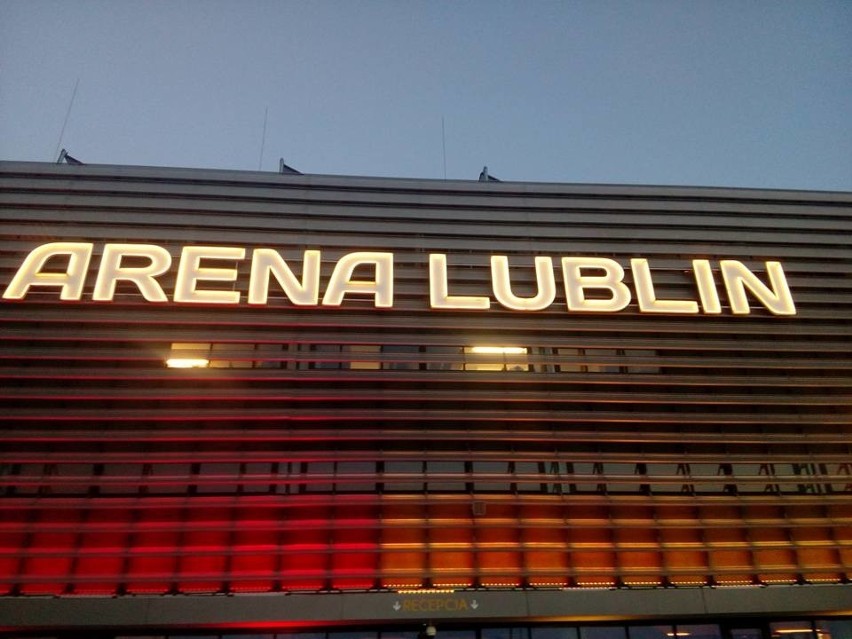 Lublin żegna Pawła Adamowicza. Pikieta, podświetlona Arena Lublin, księga kondolencyjna