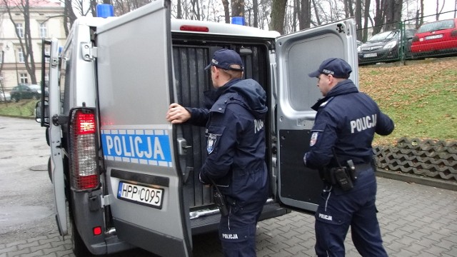 Policjanci ze Skoczowa zatrzymali sprawców uprowadzenia i pobicia