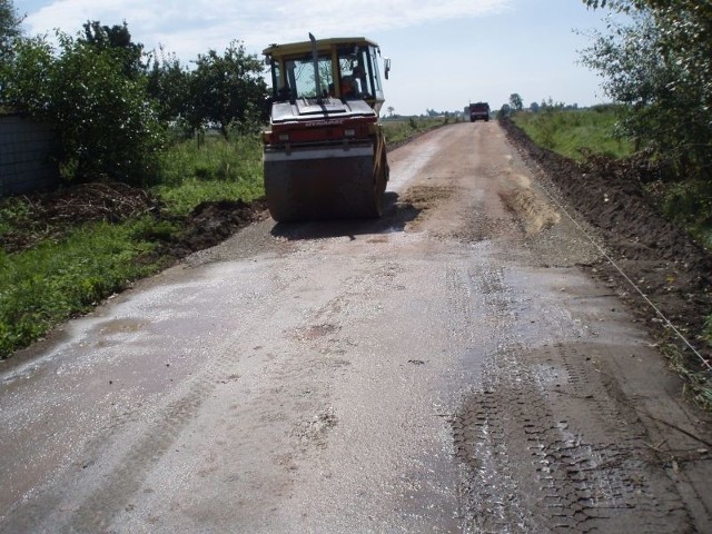 Firma ze Zwolenia prowadzi przebudowę dróg w gminie Tczów.