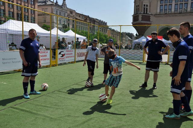 W maju niewidomi piłkarze zagrali na Rynku Głównym w Krakowie