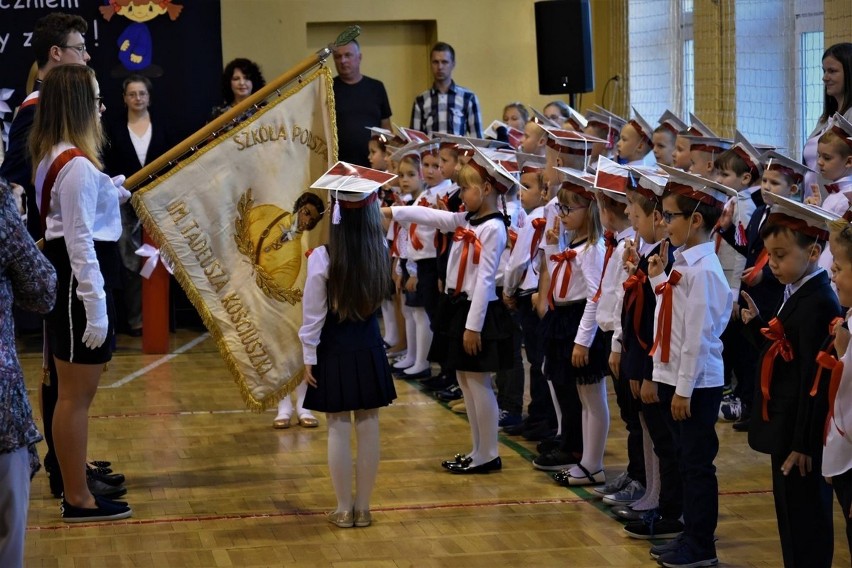 Ostrów Maz. Ślubowanie pierwszoklasistów w Szkole Podstawowe nr 1 [ZDJĘCIA]