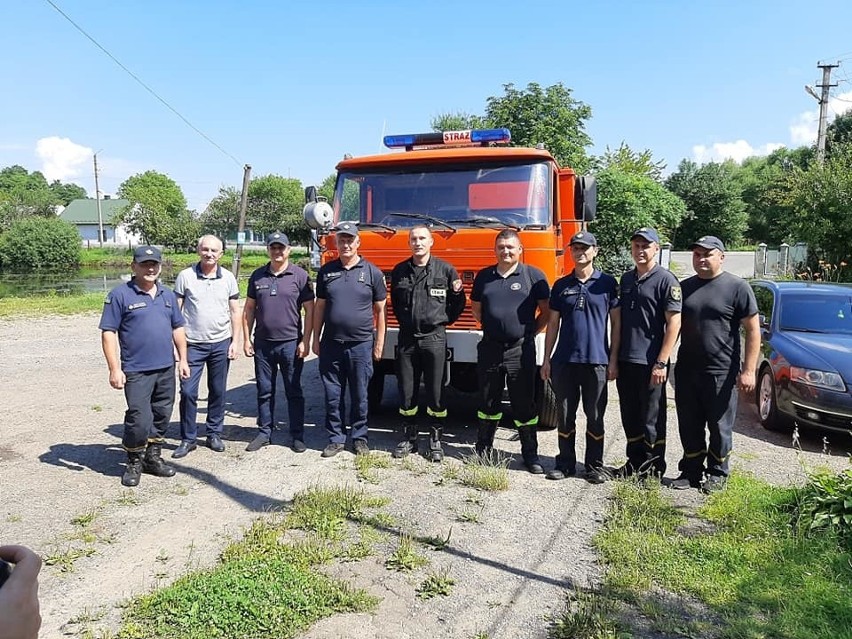 Strażacy z OSP Niziny pod Przemyślem przekazali swój wóz obojowy ukraińskim kolegom z Sądowej Wiszni [ZDJĘCIA]