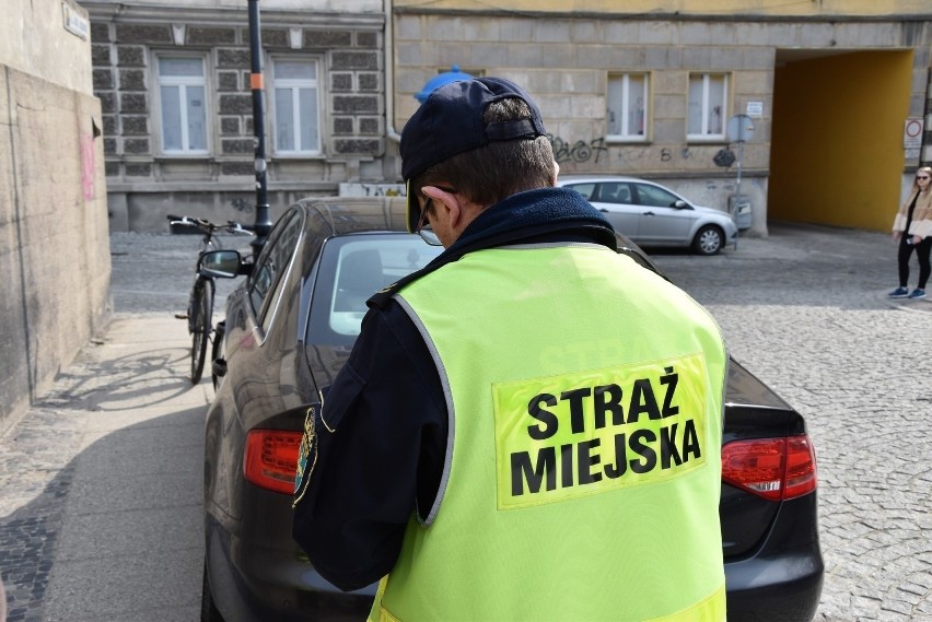 Opole. Tyle zarabiają funkcjonariusze Straży Miejskiej....