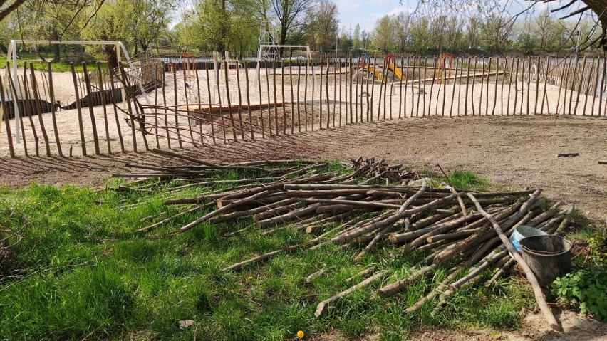 Kąpielisko w Przylasku Rusieckim. Budowa wciąż trwa