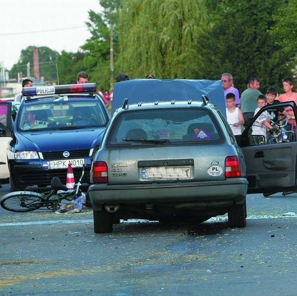 Najbardziej poszkodowanym w wypadku w Jeżowem był kierujący motorowerem. Podczas zderzenie głową uderzył w przednią szybę samochodu.	