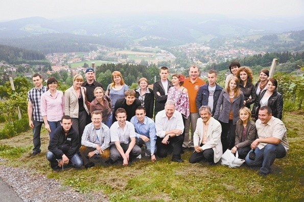 Zwycięzcy konkursu "Akademia Przedsiębiorczości" na studyjnym wyjeździe do Austrii (z tyłu widok na Styrię). (fot. Katarzyna -Maria Kołowrot)