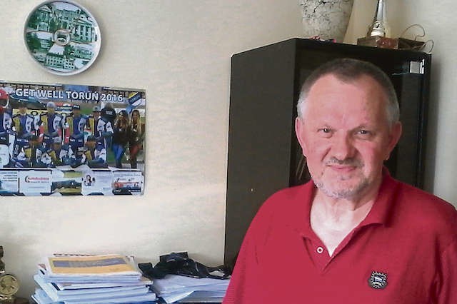 Prof. dr hab. Witold Wojdyło plakaty z drużynami żużlowymi wiesza w swoim gabinecie na uczelni