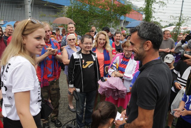 25.07.2021. Piknik i pożegnanie spotkanie Gerarda Badii z kibicami przed meczem Piast Gliwice - Raków Częstochowa.  Zobacz kolejne zdjęcia. Przesuwaj zdjęcia w prawo - naciśnij strzałkę lub przycisk NASTĘPNE