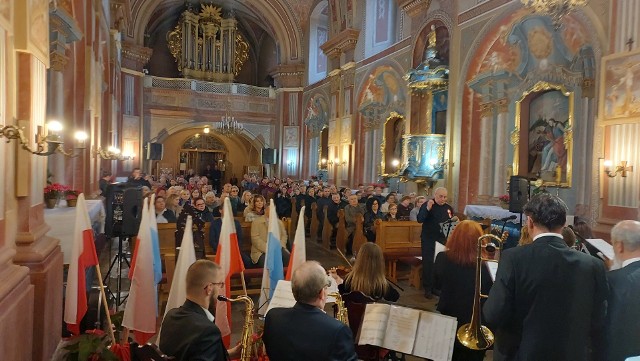 W środę, 3 maja klasztor Ojców Bernardynów w Opatowie wypełniły dźwięki najpiękniejszych pieśni patriotycznych. Z koncertem wystąpili artyści Opatowskich Szkół Sztuk Artystycznych.