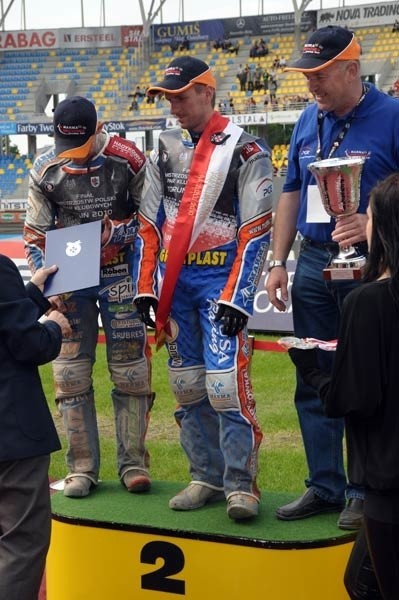 Srebrny medal MPPK dla Marmy-Hadykówki Rzeszów. Od lewej; Maciej Kuciapa, Rafał Okoniewski i Zbigniew Polak (prezes sekcji żużlowej Stali) z pucharem. 