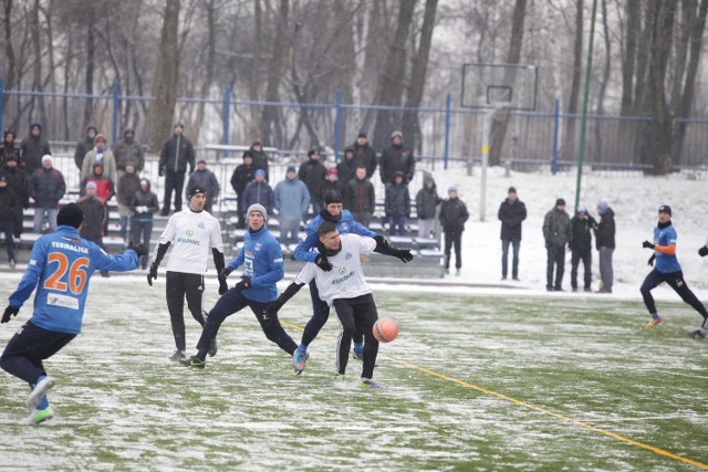 Piłkarze Ruchu Chorzów ostatni sparing przed wylotem na zgrupowanie w Turcji rozegrali w iście arktycznych warunkach. Niebiescy odnieśli jednak zwycięstwo, rehabilitując się za klęskę z Tychami