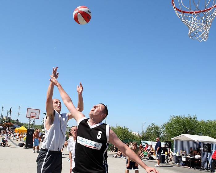 Turniej koszykówki ulicznej Streetball na promenadzie w...