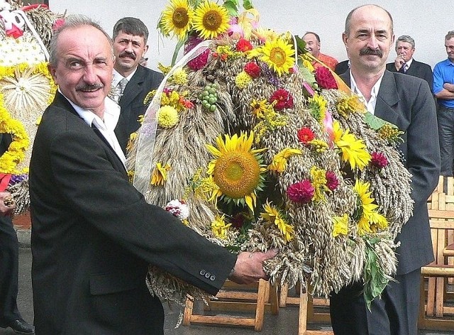 Pięknie w dożynkowym orszaku prezentował się wieniec z Chwalibogowic. 