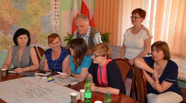 Mieszkańcy gminy Masłów podczas konsultacji społecznych w Gminnym Ośrodku Kultury i Sportu w Masłowie.