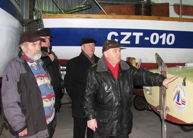 W hangarze z łodziami od lewej: bosman Stefan Jeszke, Ryszard Gralak, Krzysztof Sujkowski i Klemens Kozłowski