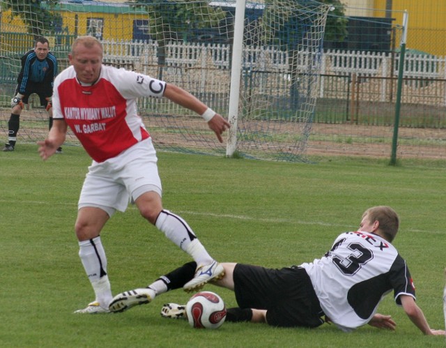 Krzysztof Stypiński (z lewej) strzelił już w 5 sekundzie gola dla Zwolenianki w meczu z Gracją w Tczowie.