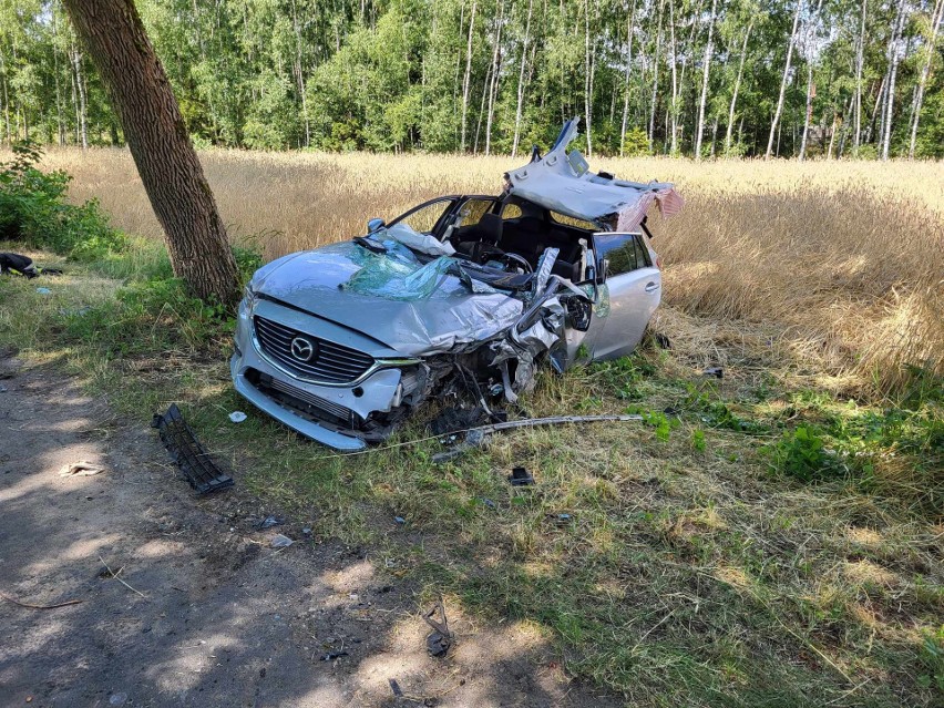 Tragedia na drodze w powiecie sieradzkim. 46-latek zginął zakleszczony w aucie! ZDJĘCIA