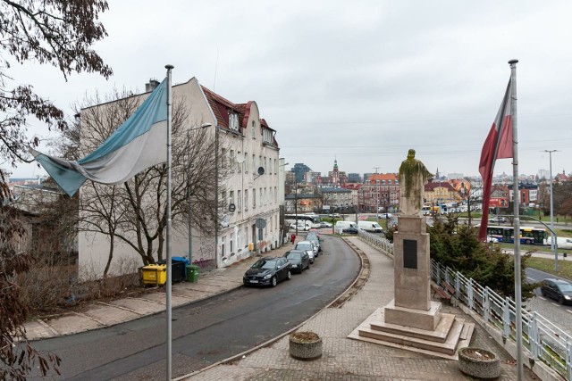 Obecny pomnik przy Placu Poznańskim to rekonstrukcja obiektu zniszczonego przez Niemców na początku II wojny światowej.