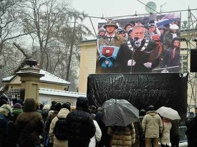 Krakowianie oglądali uroczystości na wielkim telebimie FOT. WACŁAW KLAG