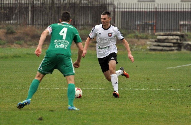 Michał Mistrzyk (przodem) kontra Maciej Świdzikowski (Radomiak)