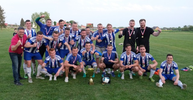 W finale Pucharu Polski na szczeblu okręgu Jarosław, Sokół Sieniawa pokonał KS Wiązownica 2:1. W półfinale wojewódzkim Sokół zagra z wygranym pary Resovia - Stal Rzeszów.KS Wiązownica – Sokół Sieniawa 1:2 (1:0)Bramki: 1:0 Rop 22-karny, 1:1 S. Padiasek 65, 1:2 Lis 69-wolny.KS: Michałowicz – Michalik, Sokolenko, Lorenc, Halejcio, Soczek (46 Gwóźdź żk), Daniel, Bartnik (80 Kubas), Rop (80 Fedor), Mazur, Antonik. Trener grający Valerij Sokolenko. Sokół: Korziewicz – S. Padiasek (80 Kapuściński), M. Padiasek (46 Lis), Bursztyka, Syvyi, Drożdżal, Kalin, Stefan żk (64 Kardyś), Kasza, Jędryas (73 Brocki), Gnatek (46 Mołdoch). Trener Marcin Wołowiec.Sędziował Myszka (Stalowa Wola).