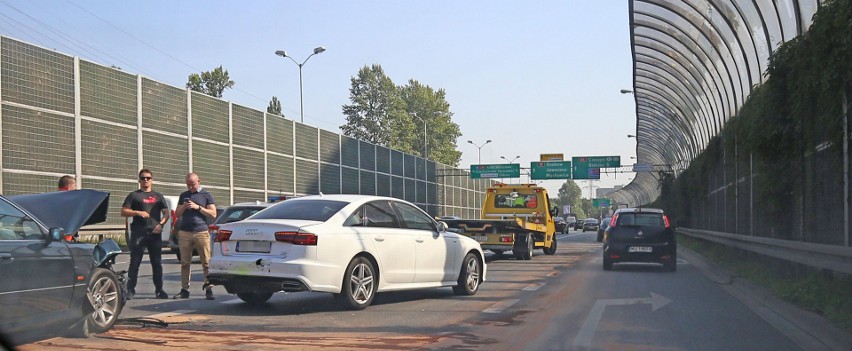 Wypadek w Katowicach za tunelem zablokował ruch....