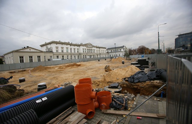 W ścisłym centrum Sosnowca, za szczelnym, metalowym płotem trwają prace związane z przebudową placu przed dworcem PKP. Ma tu powstać coś na kształt rynku.Zobacz kolejne zdjęcia. Przesuwaj zdjęcia w prawo - naciśnij strzałkę lub przycisk NASTĘPNE