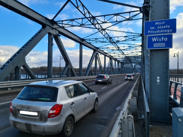 Dobre informacje dla kierowców. W piątek, przed godz. 14, po wielu miesiącach remontu, udostępniono wszystkie pasy ruchu na starym moście w Toruniu. Samochody jeżdżą już całą szerokością przeprawy.