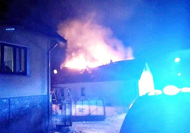 Do pożaru domu doszło w sobotę około godziny 19:00 przy ulicy Głównej w Radziechowach. Ruszyła zbiórka dla pogorzelców.