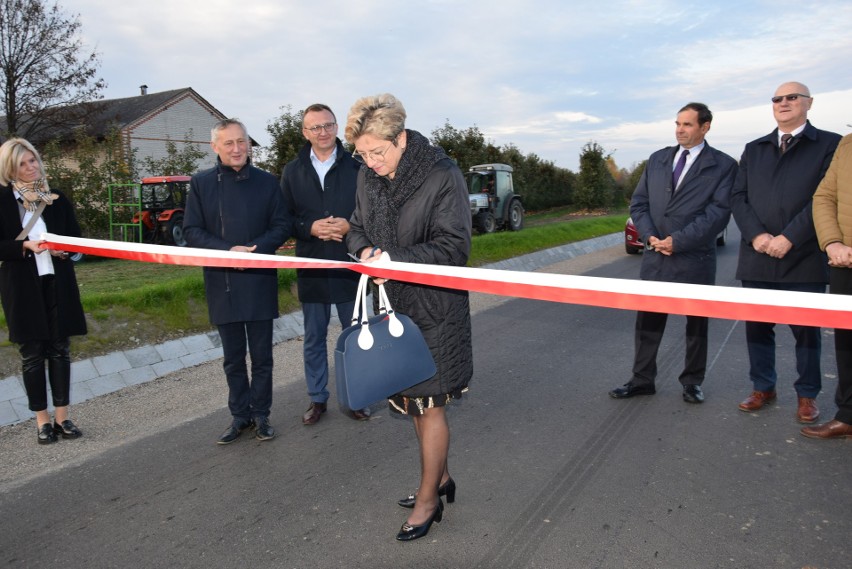 W Chobrzanach w gminie Samborzec oddano wyremontowany odcinek drogi powiatowej. Zmiany są ogromne