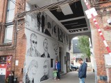 Łódź. Nowy mural w OFF Piotrkowska. Upamiętnia 40-lecie utworu „New Year’s Day” grupy U2