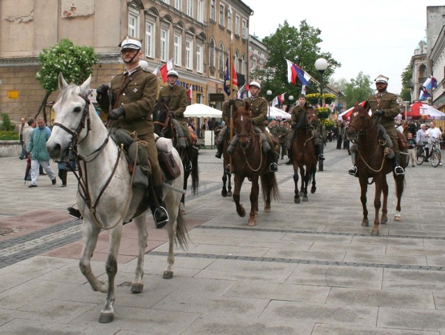 Spod gmachu Urzędu Wojewódzkiego uczestnicy obchodów przemaszerowali pod kościół Garnizonowy.