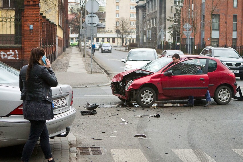 Zderzenie dwóch aut na skrzyżowaniu Warszawskiej i Jana III Sobieskiego