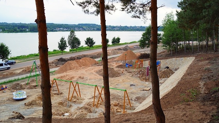 Widać już postępy prac na budowie centrum turystycznego nad Zalewem Brodzkim. Jak będzie wyglądało?