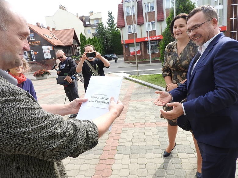 Wiceprezydent Adam Musiuk, który odebrał petycję,...