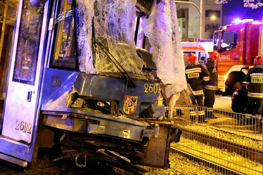 Wrocław: Przy Sky Tower tramwaj zderzył się z ciężarówką (ZDJĘCIA)