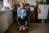 Przyjechała na studia do Poznania, chociaż porusza się na wózku inwalidzkim. "Wózek przyciąga życzliwych" - dzień z życia Magdy Majewskiej