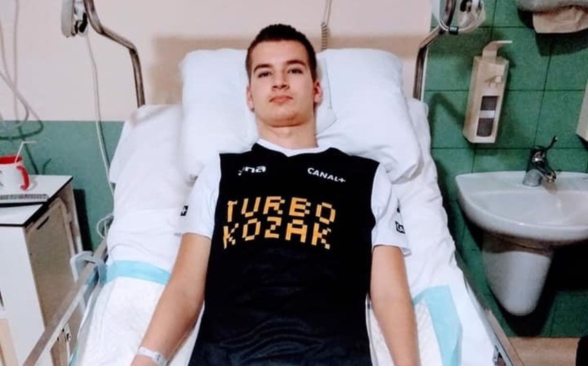 Sebastian Ocimek zderzył się z bramkarzem i nie może chodzić. Przyjaciele go wspierają i proszą o pomoc