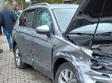 Dwie osobówki rozbite w zderzeniu na drodze krajowej nr 28 w Kasinie Wielkiej