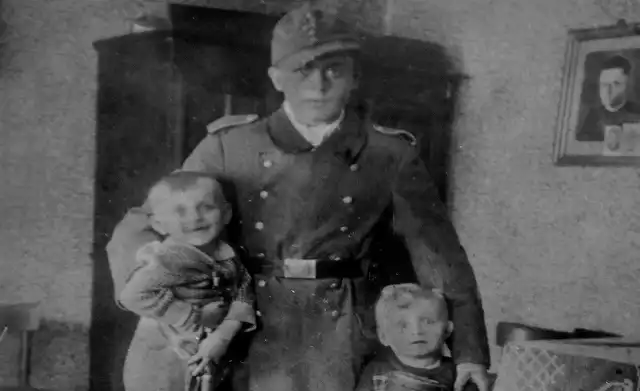 Oto niezwykle rzadkie śląskie zdjęcie, pokazujące ojca powołanego przymusowo do Wehrmachtu, który żegna się z dziećmi przed wyjazdem na front.
