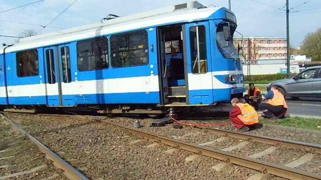 Kraków. Wykolejony tramwaj na al. Pokoju (pętla Dąbie).