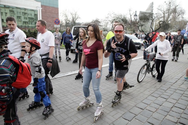 Około 600 osób wzięło udział w pierwszym z dwóch wieczornych przejazdów ulicami stolicy województwa, jaki zorganizowano w ramach Nightskating Opole.