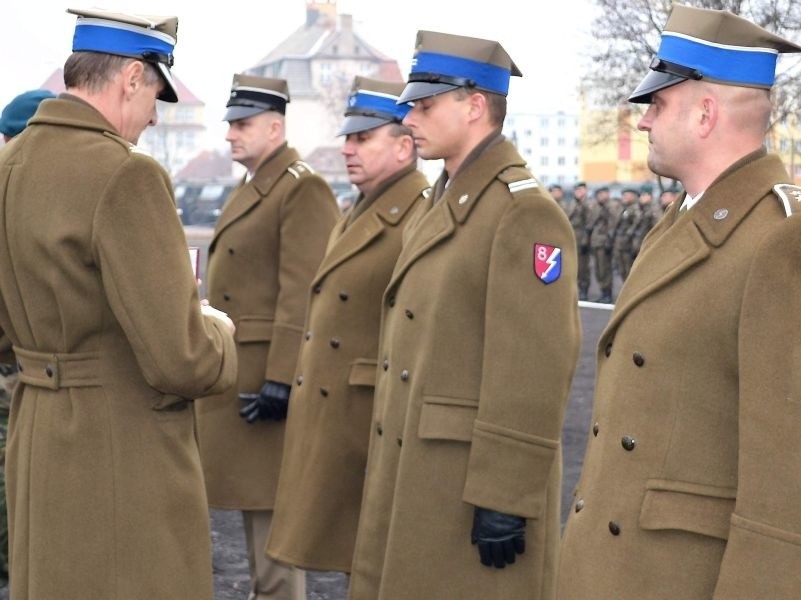 Uhonorowani żołnierze, w szeregu (od lewej): st. chor....