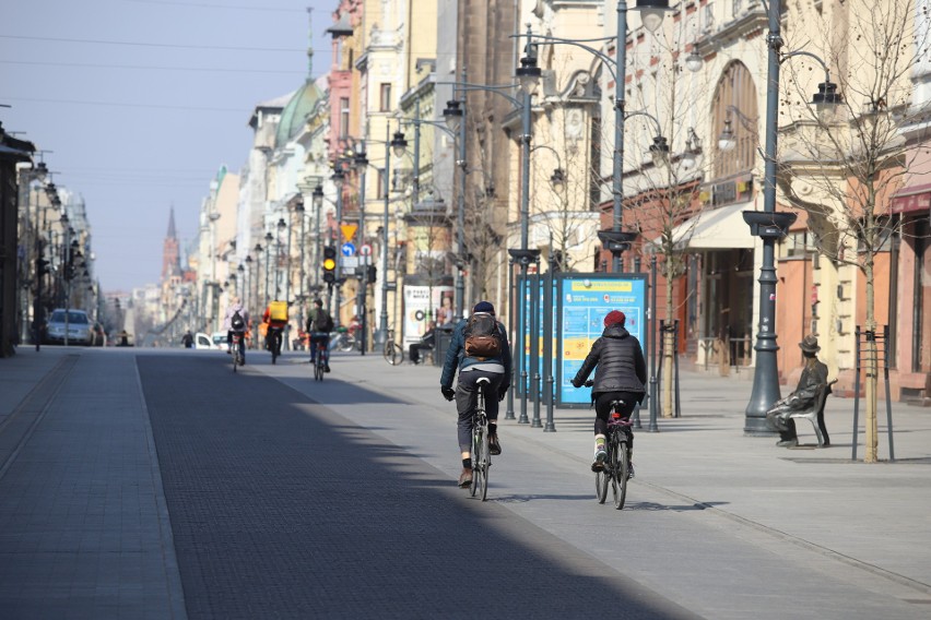 Koronawirus w Łodzi. Mimo obostrzeń łodzianie wyszli z domów - spacerowali, robili zakupy i jeździli na rowerach. ZDJĘCIA