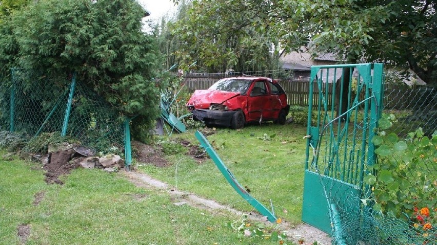 Samochód staranował ogrodzenie. Kierowca trafił do szpitala (zobacz zdjęcia)