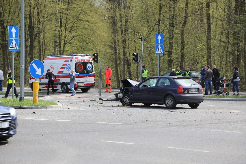 Wypadek BMW na ulicy Zwierzynieckiej w Białymstoku. Kierowca...