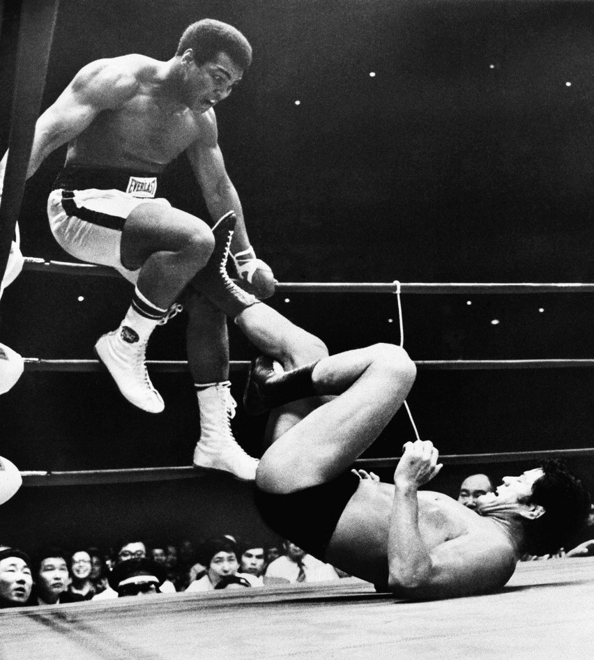 26 lipca 1976 Muhammad Ali i Antonio Inoki walczą w Tokio