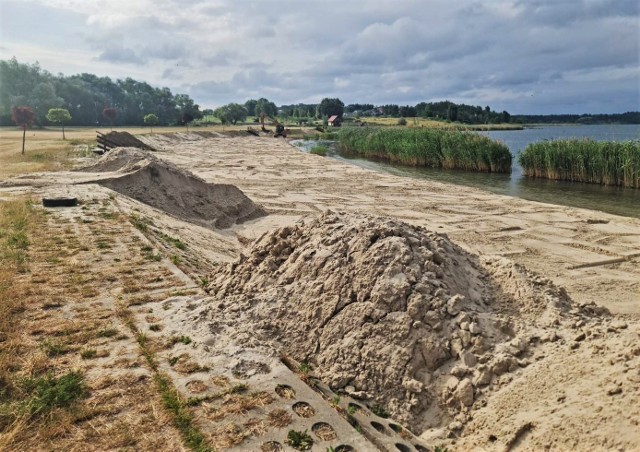 W sobotę 2 lipca piach został rozprowadzony, dzięki czemu wydłużyła się plaża wzdłuż ulicy Żeglarskiej nad jeziorem w Tarnobrzegu.