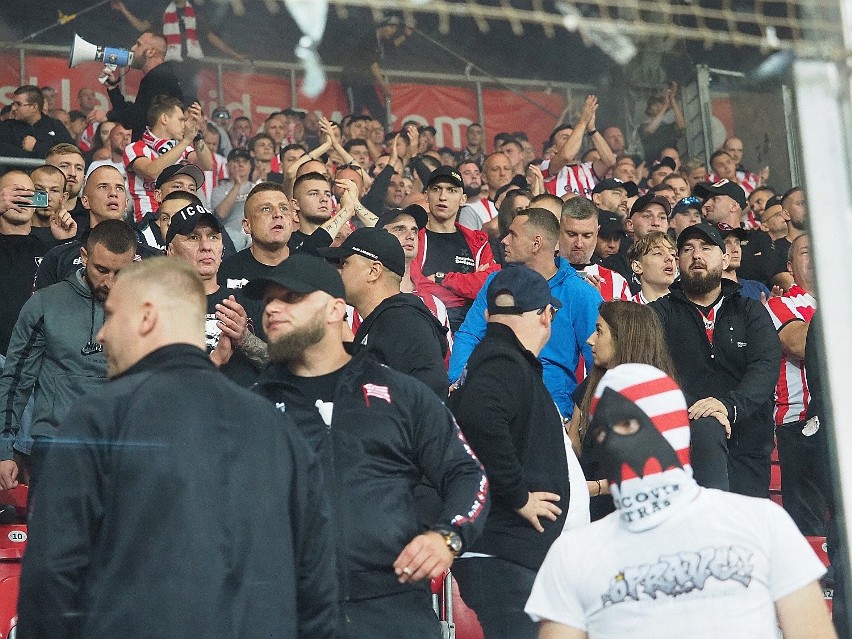 Policjanci ustalają osoby odpowiedzialne za incydent na meczu Widzew - Cracovia